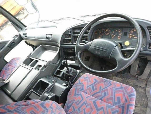 inside of car CYM23V4 - 2006 Isuzu GIGA MAX - GRAY