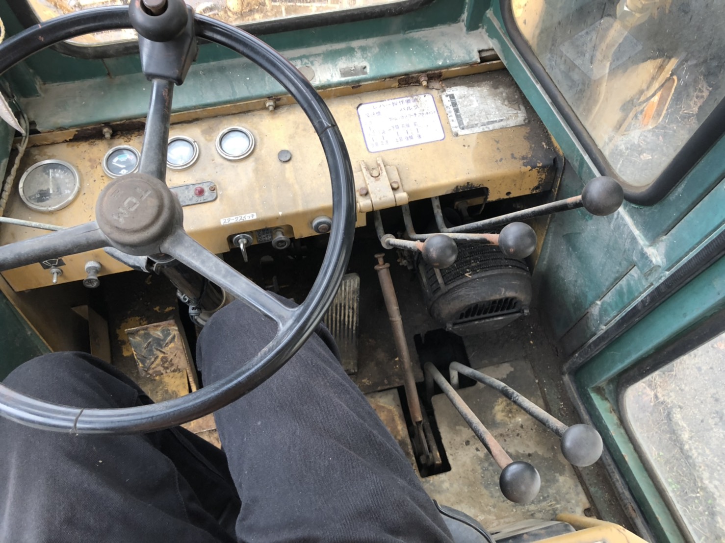 inside of car SD25Y2 - 1984 TCM FORKLIFT  - YELLOW
