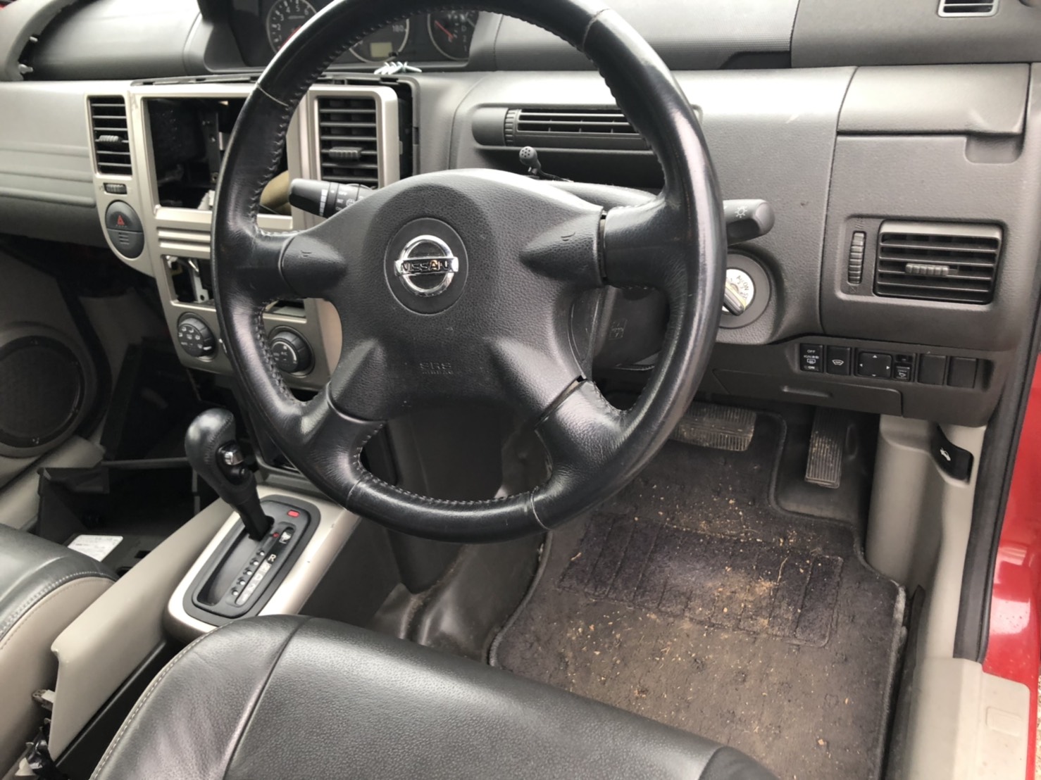 inside of car NT30 - 2000 Nissan X-TRAIL  - RED